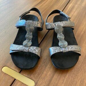 Women's Vionic Farra Sandals / Silver with Black Soles / Size 9